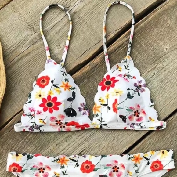 Cupshe Other - NEW! Cupshe Scalloped Floral Bikini Top